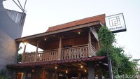 Sambil menemani waktu healing di Siku Kopi, di area memorable vintage traveler akan menemukan sudut perpustakaan yang memuat buku-buku bacaan karya anak muda Bali. Dengan konsep lesehan ala Jepang, akan menambah kesan santai dan nyaman di area ini. 