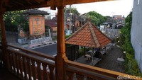 Lokasi Siku Kopi terletak di Jalan Kepundung No. 35x, Denpasar. Kafe ini buka mulai pukul 16.00 – 00.00 WITA. Jika traveler menyukai konsep vintage yang jadul dan berpadu dengan konsep industrial yang modern, Siku Kopi menjadi kafe yang tidak boleh dilewatkan. 
