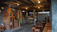 Bila dibandingkan dengan kafe lainnya, Siku Kopi berani tampil beda dengan arsitektur dan konsep bangunannya. Terbagi menjadi tiga area, industrial slowbar, memorable vintage, dan growth place, membuat kafe ini mampu mewadahi setiap minat dari para pelanggannya.
