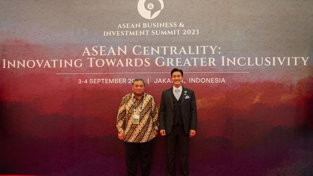 Regional Ambassador for UNICEF East Asia & Pacific Choi Siwon or Siwon Suju (right), accompanied by Alternate Chair of the ASEAN Business Advisory Council (ASEAN BAC) Bernardino Vega, attends the ASEAN Business & Investment Summit 2023 at Sultan Hotel, Jakarta, Monday (4/9/2023). Media Center of The ASEAN Summit 2023/Afriadi Hikmal/aww/mifta. *** Local Caption *** Duta Besar Regional untuk UNICEF Asia Timur & Pasifik Choi Siwon atau Siwon Suju (kanan) didampingi Alternate Chair of ASEAN Business Advisory Council (ASEAN BAC) Bernardino Vega menghadiri acara ASEAN Business & Investment Summit 2023 di Hotel Sultan, Jakarta, Senin (4/9/2023). Media Center KTT ASEAN 2023/Afriadi Hikmal/aww.