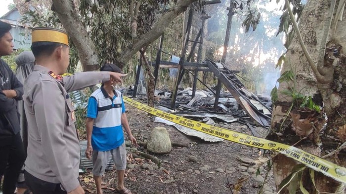 Dua rumah panggung di Kabupaten Soppeng, Sulawesi Selatan (Sulsel) hangus terbakar.