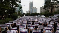 Media lokal mengatakan puluhan sekolah di seluruh negeri tutup karena para guru ikut demo.
