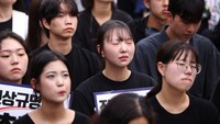 Presiden Yoon Yeol langsung memerintahkan pejabat untuk mendengarkan tuntutan para guru dan berupaya melindungi hak-hak mereka.