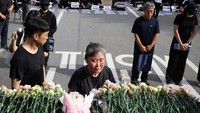 Sebagai informasi, sekitar 100 guru sekolah negeri di Korsel melakukan bunuh diri selama enam tahun terakhir. Korea memiliki tingkat bunuh diri yang tinggi diantara negara-negara lain. Lebih dari 20 orang per 100.000 penduduk melakukan bunuh diri di Korsel.