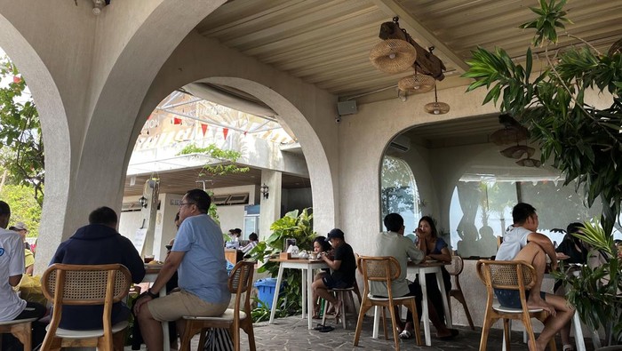Stuja di Pantai, Kafe Estetik dan Instagramable di Bali Traveler yang berlibur ke Pulau Dewata wajib mencoba tempat nongkrong sekaligus healing di pinggir pantai, bernama Stuja di Pantai. Tempat itu sangat instagramable.