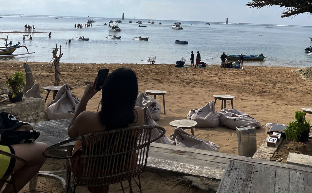 Traveler yang berlibur ke Pulau Dewata wajib mencoba tempat nongkrong sekaligus healing di pinggir pantai, bernama Stuja di Pantai. Tempat itu sangat instagramable.