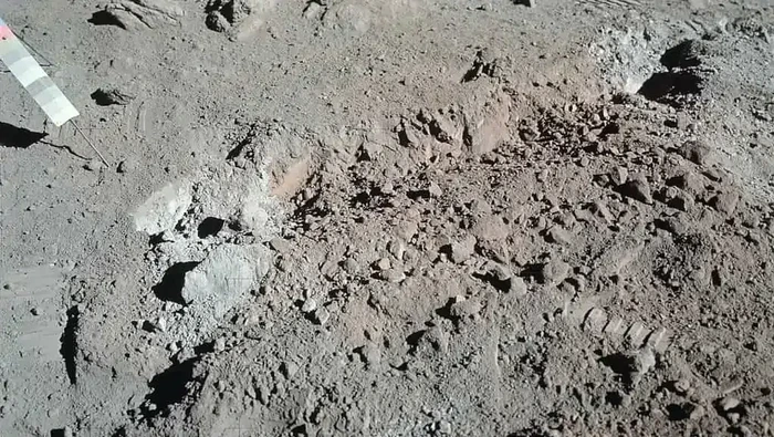 Tanah oranye Bulan yang ditemukan di misi Apollo 17.