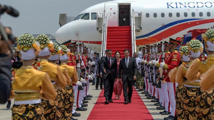Prime Minister of Cambodia Hun Manet (right), accompanied by his wife Pich Chanmony (behind), and Minister of Tourism and Creative Economy Sandiaga Uno (left), walk towards the vehicle upon their arrival at the VVIP Gate Soekarno Hatta Airport, Banten, Monday (4/9/2023). Media Center of The ASEAN Summit 2023/Raisan Al Farisi/aww/mifta. *** Local Caption *** Perdana Menteri Kamboja Hun Manet (kanan) didampingi istri Pich Chanmony (belakang) dan Menparekraf Sandiaga Uno (kiri) berjalan menuju kendaraan setibanya di Terminal VVIP Bandara Soekarno Hatta, Banten, Senin (4/9/2023). Media Center KTT ASEAN 2023/Raisan Al Farisi/aww.