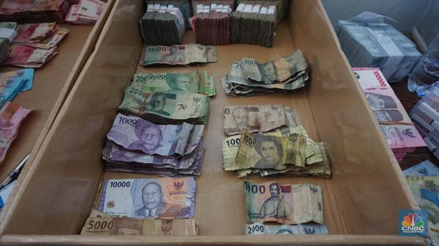 Tim ekspedisi rupiah berdaulat Bank Indonesia (BI) memfasilitasi penukaran uang tidak layak edar di Dobo, Kabupaten Kepulauan Aru, Maluku. (CNBC Indonesia/Maikel Jefriando)