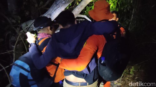 Tim SAR mengevakuasi tiga wisatawan asal Mataram yang tersesat di tengah hutan.