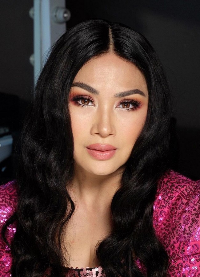 “Aku to the point aja ya. Jawabannya adalah karena aku ingin kulit muka dan leher kencang kembali, dengan begitu aku terlihat muda dan segar tanpa bantuan makeup tebal. Aku melakukan ini untuk diriku sendiri, untuk kesenangan dan kepuasan diriku sendiri,” ujar Titi DJ di unggahan Instagram. Foto: Instagram/@ti2dj