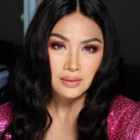 “Aku to the point aja ya. Jawabannya adalah karena aku ingin kulit muka dan leher kencang kembali, dengan begitu aku terlihat muda dan segar tanpa bantuan makeup tebal. Aku melakukan ini untuk diriku sendiri, untuk kesenangan dan kepuasan diriku sendiri,” ujar Titi DJ di unggahan Instagram. Foto: Instagram/@ti2dj