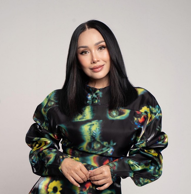 Hasil operasi plastik sudah terlihat dalam satu bulan setelah operasi plastik. Wajahnya pun tampak jauh lebih muda. Tak sedikit netizen menyebutnya seperti berusia 35 tahunan. Foto: Instagram/@ti2dj