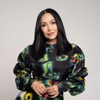 Hasil operasi plastik sudah terlihat dalam satu bulan setelah operasi plastik. Wajahnya pun tampak jauh lebih muda. Tak sedikit netizen menyebutnya seperti berusia 35 tahunan. Foto: Instagram/@ti2dj