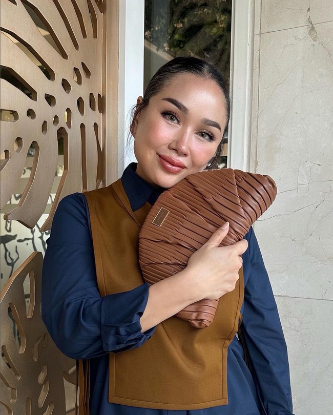 Keputusan Titi DJ untuk melakukan operasi plastik tersebut juga didukung oleh keempat anaknya. Anak-anak Titi, termasuk Stephanie Poetri memuji wajah ibunya kini mirip wanita Korea. Foto: Instagram/@ti2dj