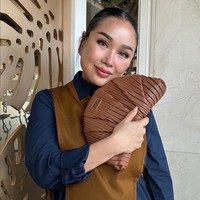 Keputusan Titi DJ untuk melakukan operasi plastik tersebut juga didukung oleh keempat anaknya. Anak-anak Titi, termasuk Stephanie Poetri memuji wajah ibunya kini mirip wanita Korea. Foto: Instagram/@ti2dj