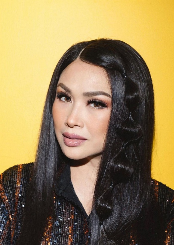 Titi DJ sebelum dan setelah operasi plastik Titi DJ sebelum dan setelah operasi plastik