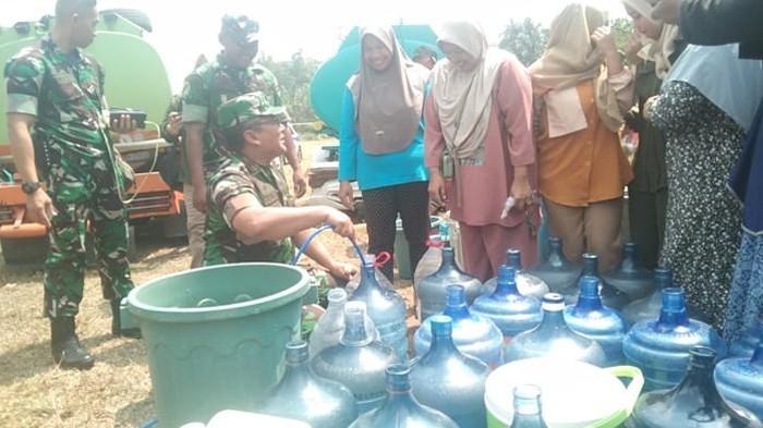 TNI AD distribusikan 75 ribu liter air bersihke tiga kecamatan terdampak kekeringan di Lebak, Banten (dok. Istimewa)