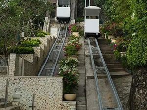 7 Resor-Beach Club Bali yang Miliki Tram Lift di Jurang