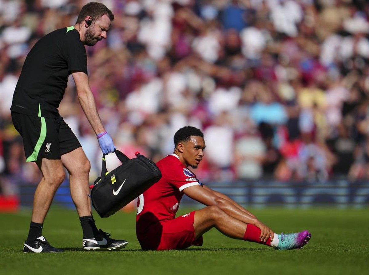 Trent Alexander-Arnold mengalami cedera saat Liverpool mengalahkan Bournemouth (AP/Jon Super)