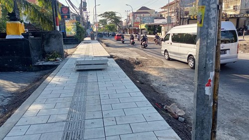 Rancangan trotoar di Jalan Dewi Sri, Kuta, Badung, dibuat tinggi untuk antisipasi banjir.