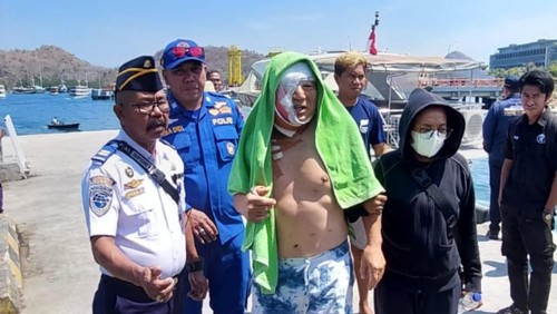 Wajah Turis Jepang sudah diperban saat tiba Pelabuhan Labuan Bajo sebelum dievakuasi ke RS Siloam. Turis bernama Hiroshi Nakamizo itu terluka akibat terlilit baling-baling sekoci terbalik di TN Komodo.