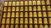 TWG Tea merupakan gerai yang menjual berbagai jenis teh premium terbaik dari berbagai negara yang diracik sendiri. Ratusan produk mereka tawarkan dengan jenis-jenis yang berbeda, seperti teh hitam, teh hijau, hingga tisane. Foto: detikFood/Yenny Mustika Sari