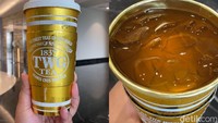Salah satu menu yang patutu cicipi bisa dinikmati di tempat atau take away adalah Silver Moon (Rp 170.000). Silver Moon Tea ini menggunakan bahan dasar teh hijau yang dikombinasikan dengan grandberry dan vanilla. Ketika disesap, rasa teh hijau yang segar ringan ini memiliki sentuhan fruity yang segar dari buah berry tersebut. Foto: detikFood/Yenny Mustika Sari