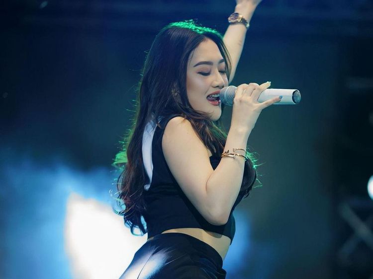 8 Gaya Pedangdut Veni Nur yang Total di Panggung hingga Disayang Netizen
