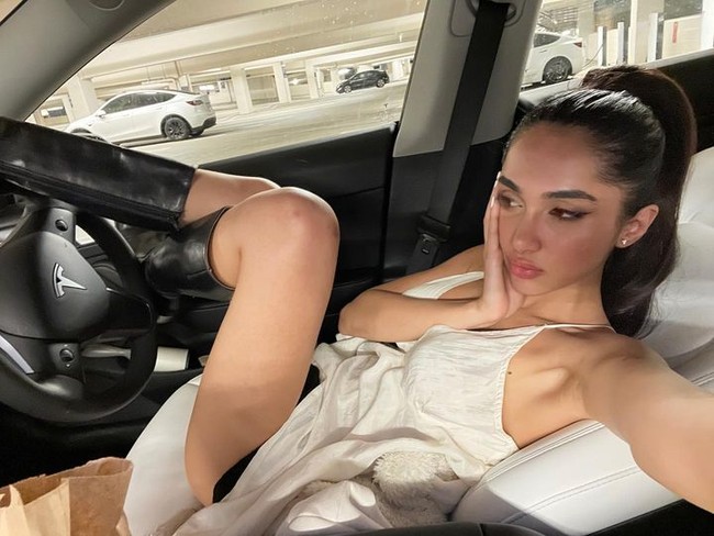 Seorang TikToker mengungkap pengalamannya selama tinggal di Hollywood. Wanita yang dikenal sebagai Vixenesha tersebut mengaku tidak tahan hidup di distrik tersebut sampai memutuskan untuk kabur. Berbeda dengan imejnya yang glamour, ia malah menyebut Hollywood sebagai tempat bermain setan. Foto: Instagram @vixenesha