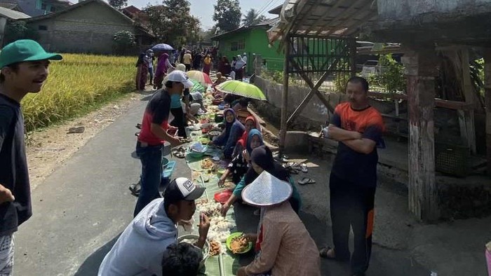 Warga botram di tengah jalan syukuri perbaikan jalan di Sukabumi