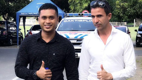 Warga Prancis (kemeja putih), David Alexandre Guy, yang menjadi korban penipuan.