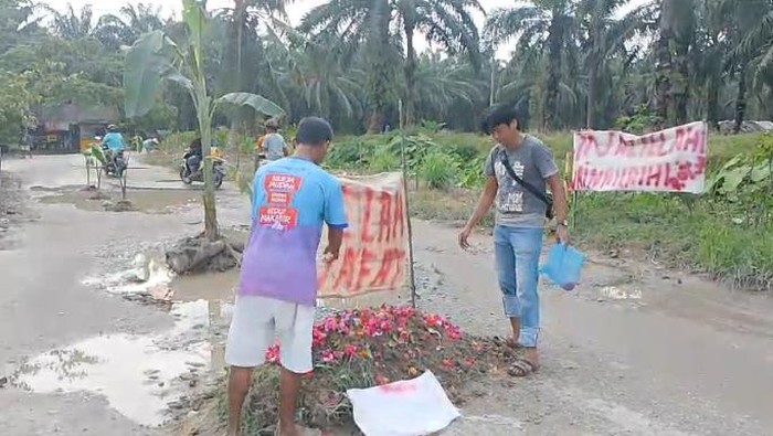 Warga protes jalan rusak di Asahan