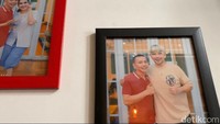 Di salah satu sudut tembok terpajang foto-foto Ayah Rojak bersama artis. Salah satunya Caren Delano. 