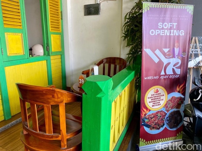 Warung Ayah Rojak: Sedap Mampus! Pecak Ikan Nila dan Semur Jengkol ala Ayah Ayu Ting Ting Warung Ayah Rojak: Sedap Mampus! Pecak Ikan Nila dan Semur Jengkol ala Ayah Ayu Ting Ting