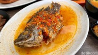Menu favoritnya, pecak ikan nila yang jika dibeli dalam paket seharga Rp 45 ribu. Kuah pecaknya bening dengan jejak warna oranye kemerahan.