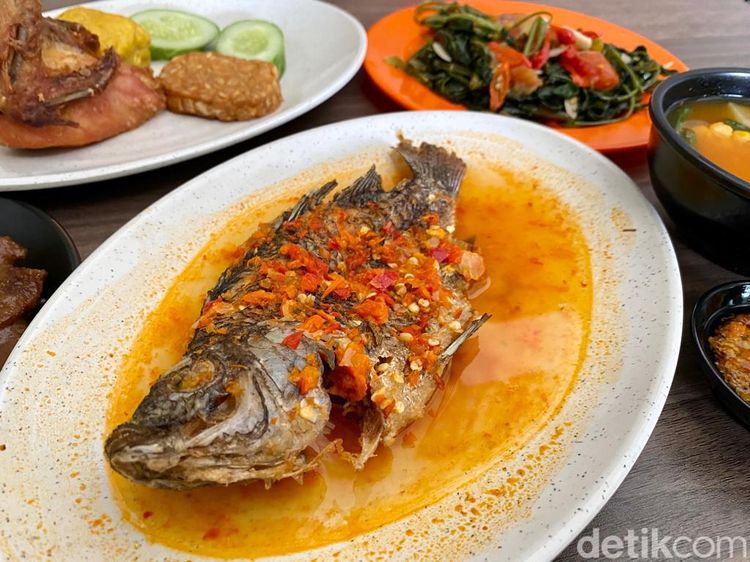 Aduh Enaknye! Pecak Ikan Nila dan Semur Jengkol di Warung Ayah Rojak