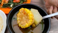 Dalam paket pecak ikan nila juga sudah termasuk sayur asem. Isiannya lengkap dengan tekstur sayuran yang renyah karena sayuran tak direbus bersama kuah.