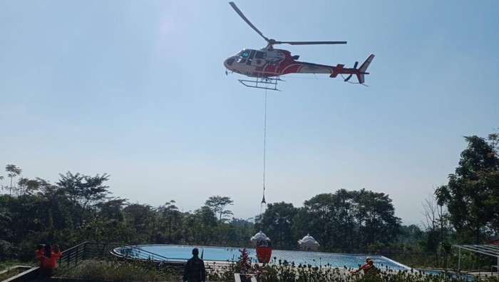 Water Bombing Terus Berjalan Padamkan Kebakaran Gunung Arjuno