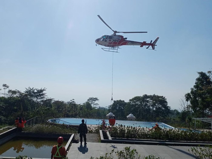 Water Bombing Terus Berjalan Padamkan Kebakaran Gunung Arjuno