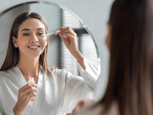 5 Serum Vitamin C untuk Wanita Usia 30-an yang Bisa Bantu Atasi Kerutan