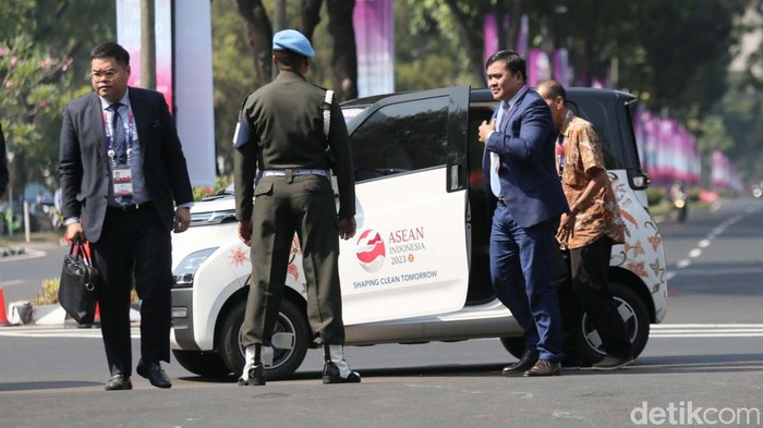 150 Wuling ev Wara-wiri Antar Delegasi KTT ASEAN 2023 Wuling Motors Indonesia menyiapkan 150 unit Wuling Air ev untuk mendukung KTT ASEAN 2023. Kendaraan listrik ini jadi alat transportasi para delegasi.