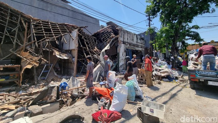 3 Bangunan di Kapasari Ambruk, Diduga Imbas Proyek Pengerukan Saluran