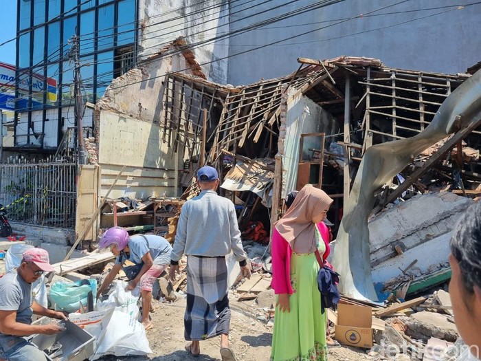 3 Bangunan di Kapasari Ambruk, Diduga Imbas Proyek Pengerukan Saluran