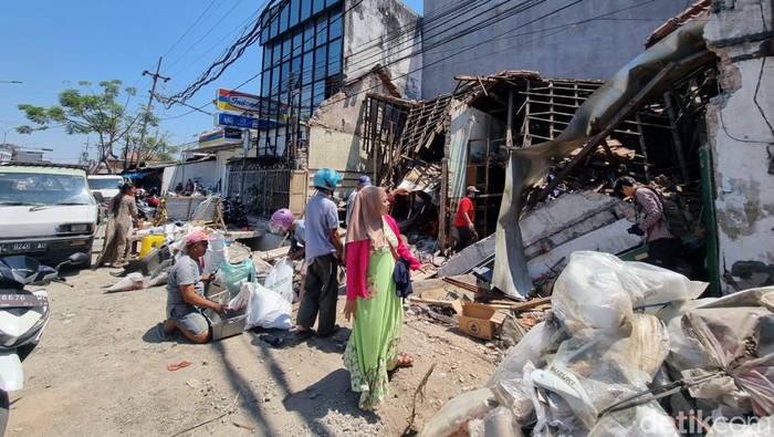 3 Bangunan di Kapasari Ambruk, Diduga Imbas Proyek Pengerukan Saluran