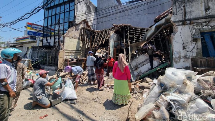 3 Bangunan di Kapasari Ambruk, Diduga Imbas Proyek Pengerukan Saluran