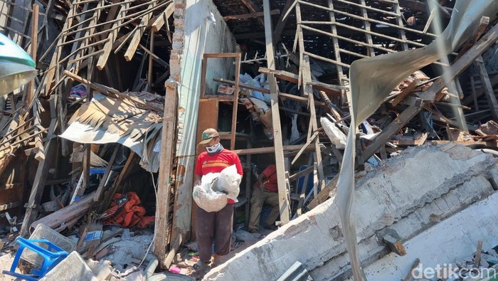 3 Bangunan di Kapasari Ambruk, Diduga Imbas Proyek Pengerukan Saluran