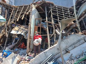 Detik-detik Mencekam 3 Bangunan Surabaya Ambruk hingga Pasutri Terjebak