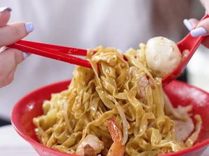 5 Rekomendasi Mie Lebar Topping Bakso Ikan hingga Suikiaw yang Mantul