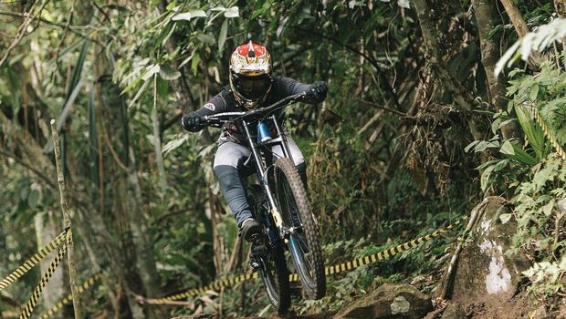 Tiga pebalap binaan Polygon Bikes Aiman Cahyadi, Sayu Bella, dan Nilna Murni saat tampil di Kejurnas Sepeda 2023 dan Pra Pon 2024.